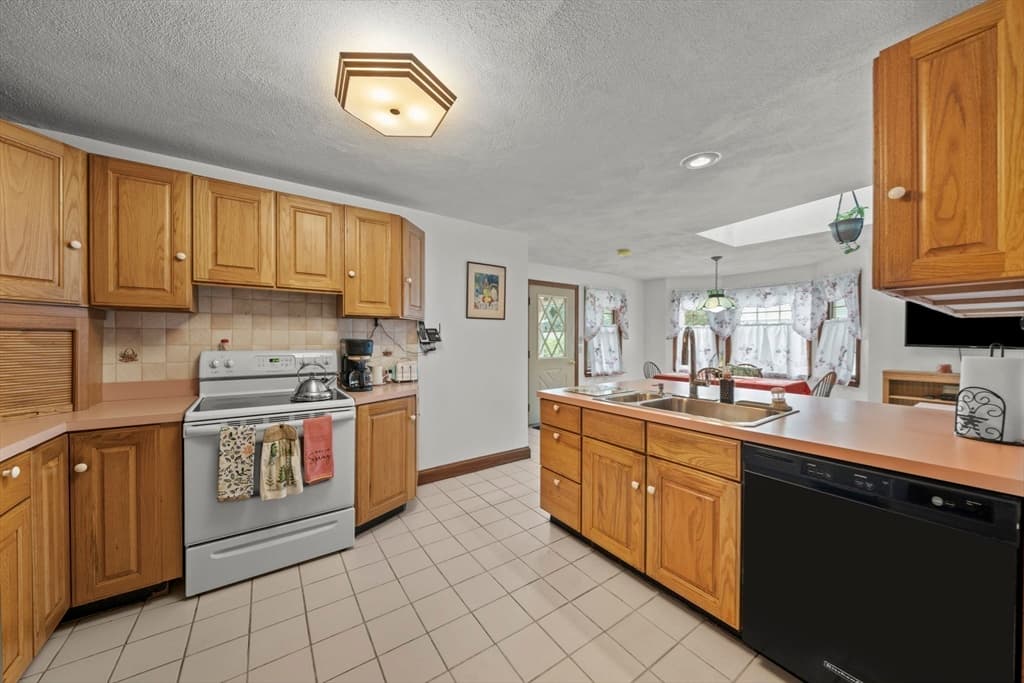 52 Wyman St, Woburn MA 01801 photo 8
