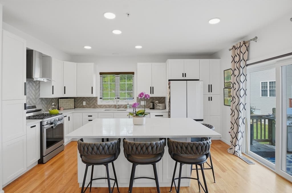 Condominium at 17 Tulip Circle # 17, Grafton MA 01560, Grafton, photo 3 of 33