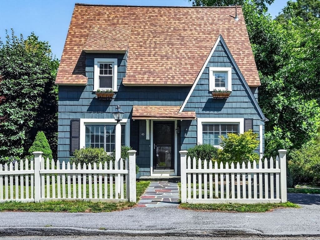 43 Atwood St, Wellesley MA 02482
