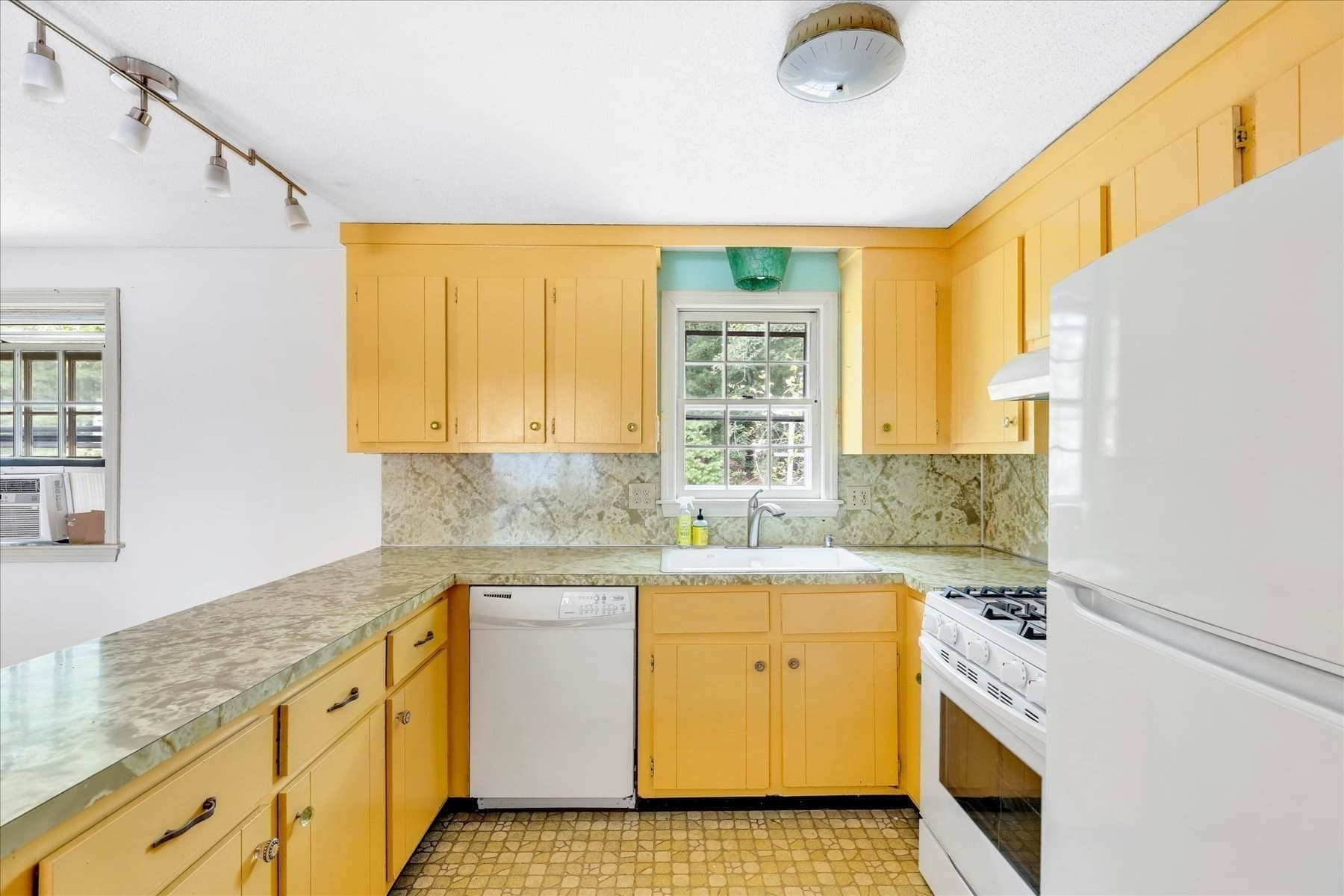 Single Family Residence at 804 Putnam Ave, Barnstable MA 02635, photo 6 of 26