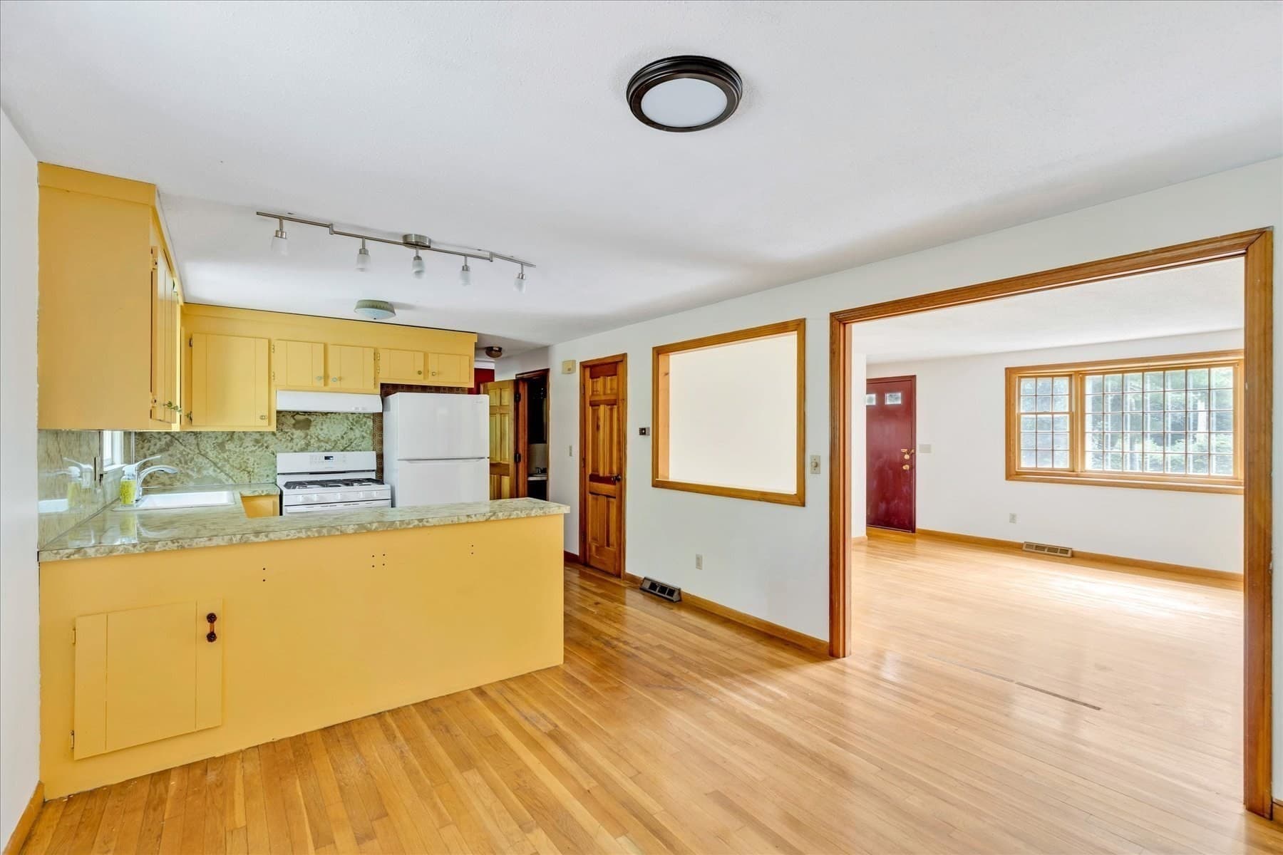 Single Family Residence at 804 Putnam Ave, Barnstable MA 02635, photo 5 of 26