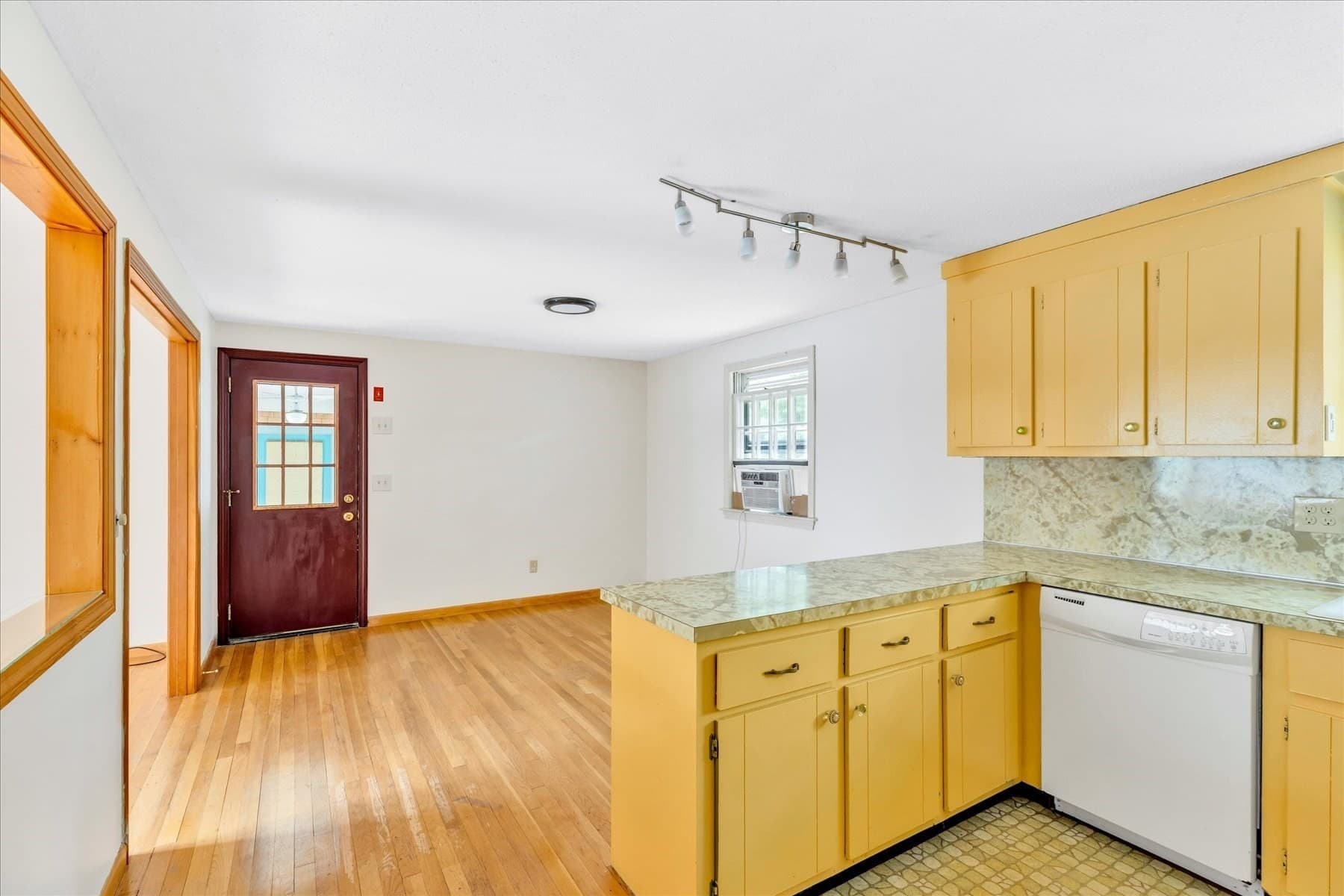 Single Family Residence at 804 Putnam Ave, Barnstable MA 02635, photo 4 of 26