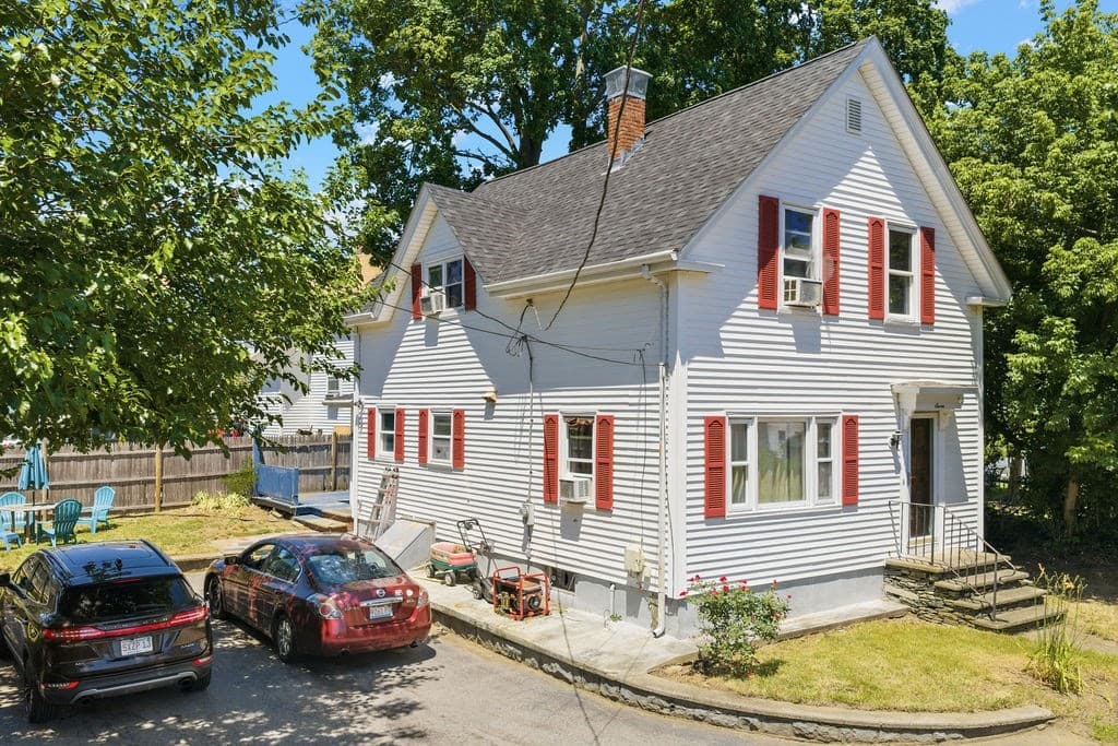 7 Woodwards Ln, Taunton MA 02780