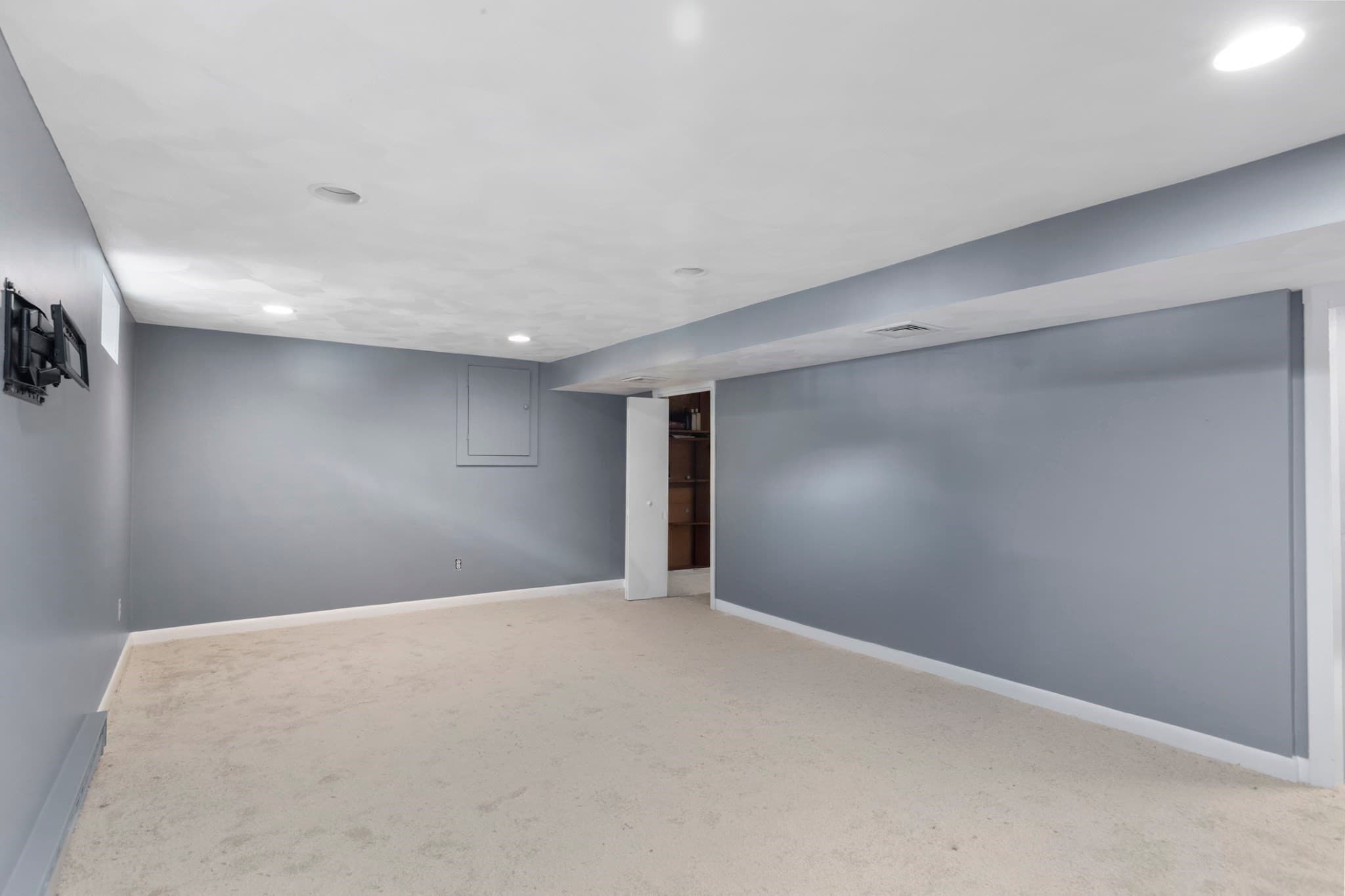Single Family Residence at 3 Parliament Dr, Franklin MA 02038, photo 32 of 41