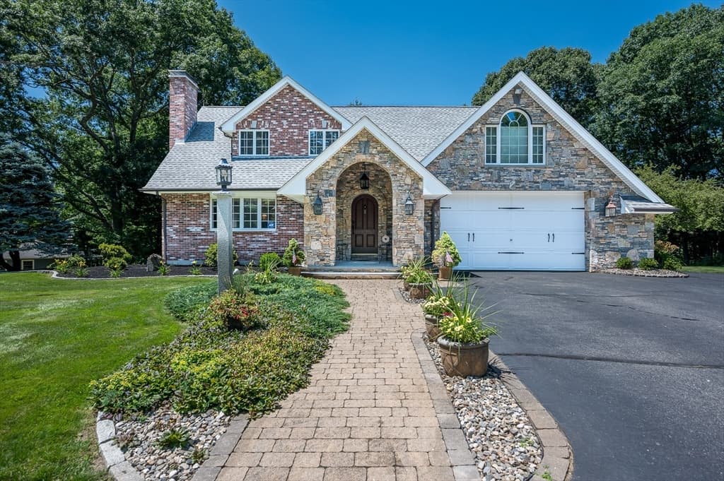 9 Cranbrook Rd, Shrewsbury MA 01545