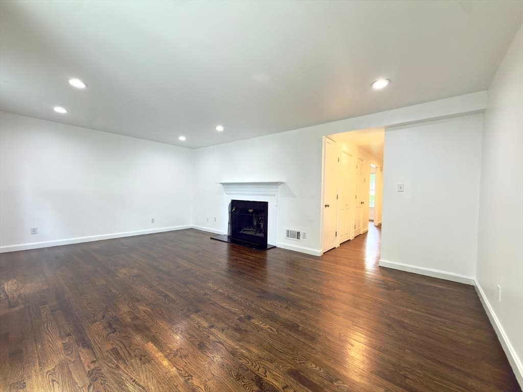 Condominium at 16 Jericho Rd # 16, Weston MA 02493, Weston, photo 5 of 12
