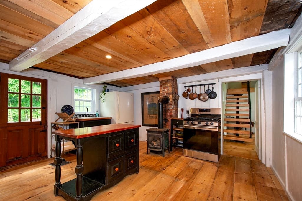 374 High St, Pembroke MA 02359 photo 5
