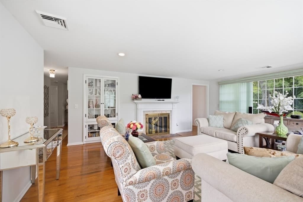 Single Family Residence at 105 Hillside Dr, Barnstable MA 02632, photo 11 of 36