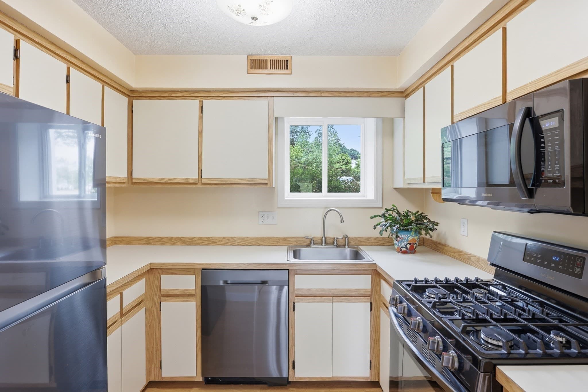 Condominium at 100 Merrimack Avenue # 117, Dracut MA 01844, photo 13 of 23