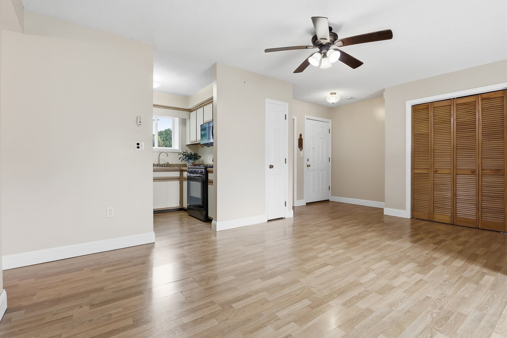 Condominium at 100 Merrimack Avenue # 117, Dracut MA 01844, photo 8 of 23
