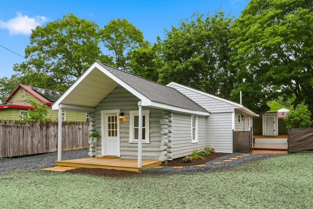 89 Milford St, Hanson MA 02341