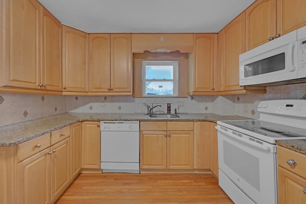90 Sayles St, Southbridge MA 01550 photo 5