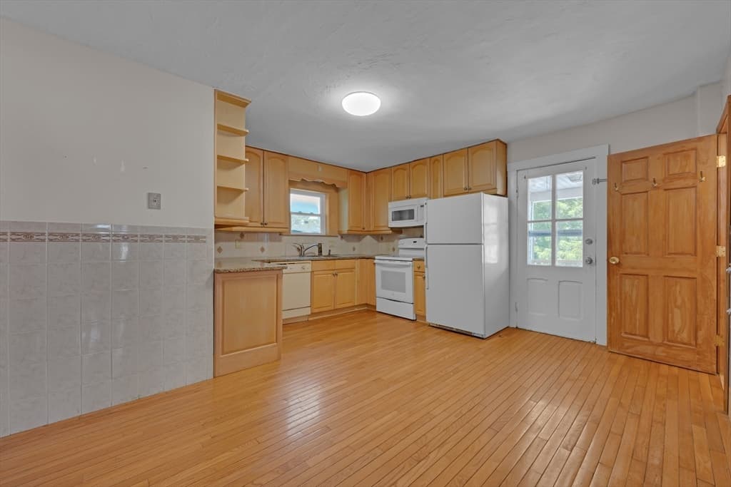 90 Sayles St, Southbridge MA 01550 photo 4
