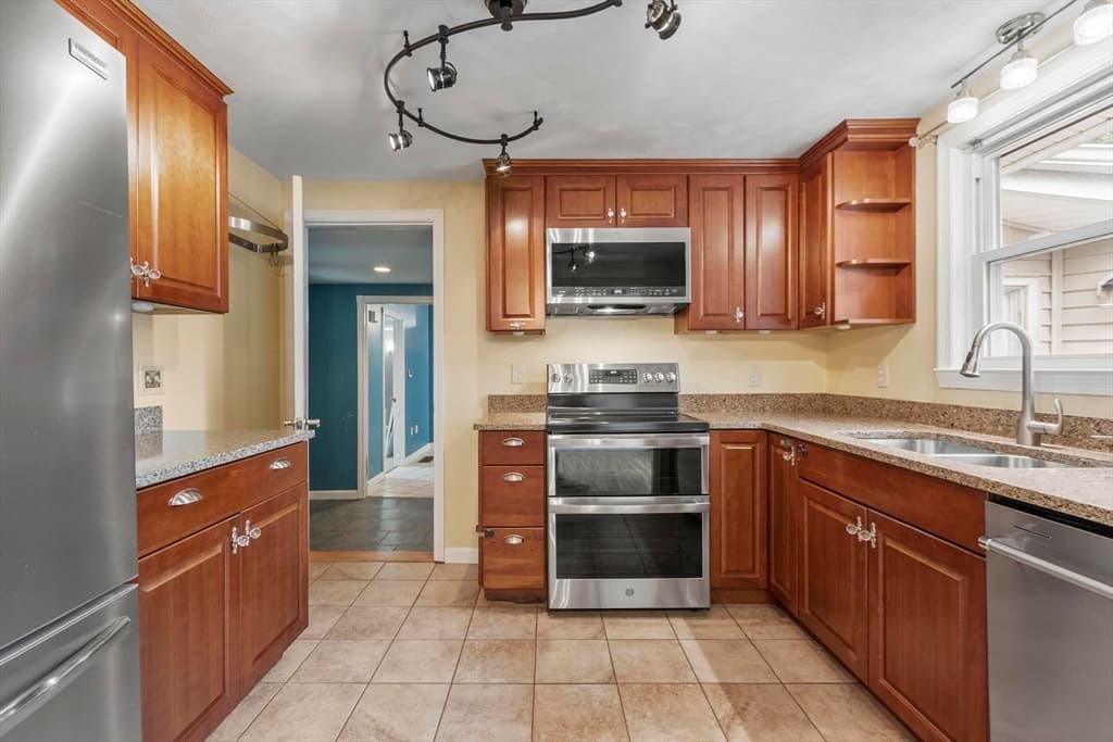 2 Stratton Dr, Hudson MA 01749 photo 3