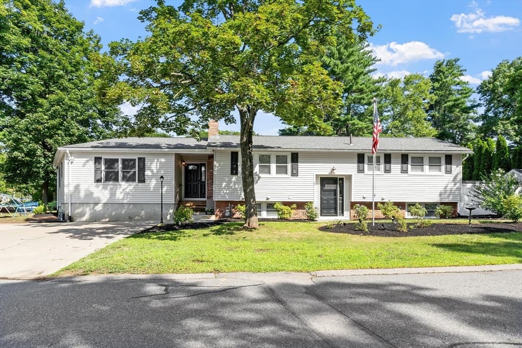 2 Stratton Dr, Hudson MA 01749