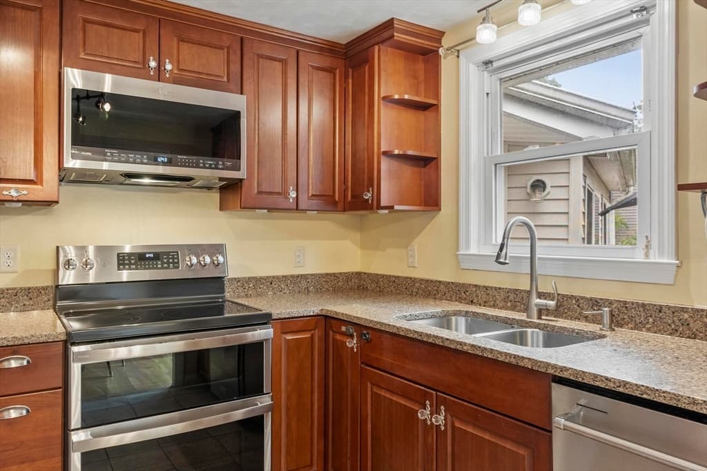 2 Stratton Dr, Hudson MA 01749 photo 4