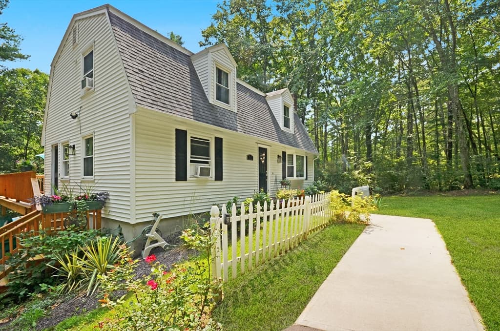 57 Quaker St, Northbridge MA 01534 photo 2