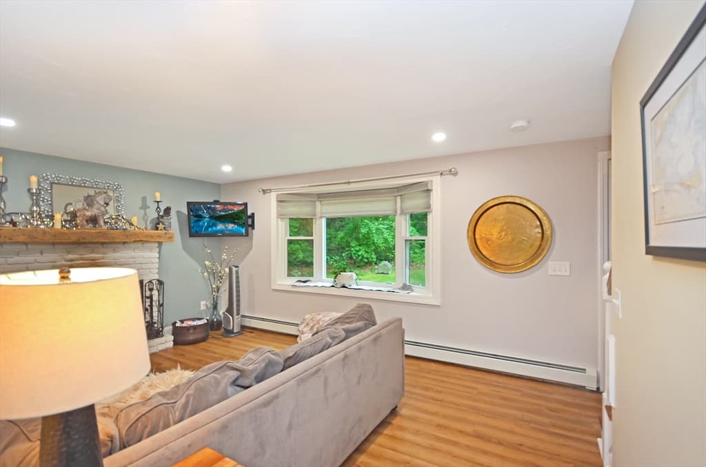 57 Quaker St, Northbridge MA 01534 photo 6