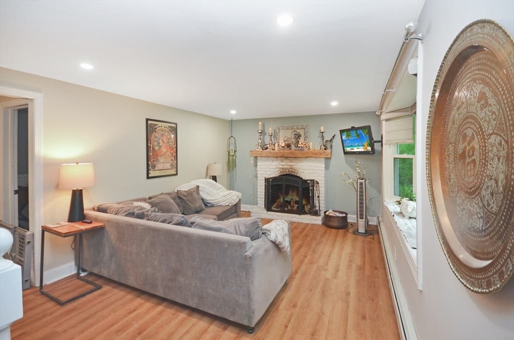57 Quaker St, Northbridge MA 01534 photo 4