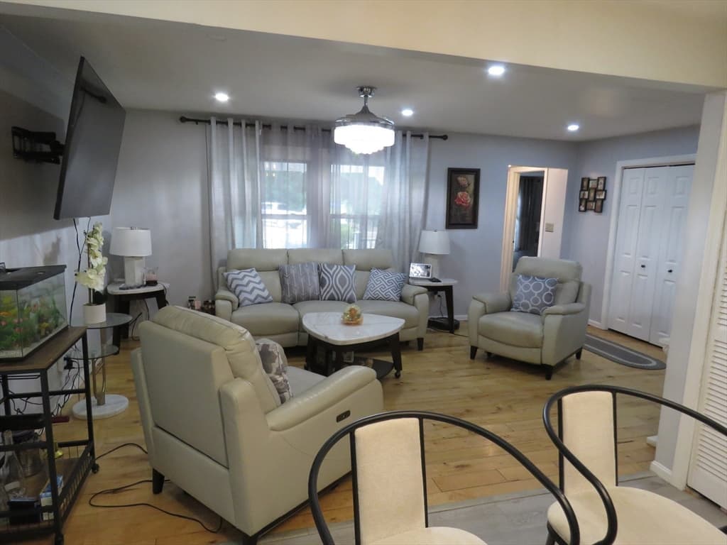89 N High Street, Foxboro MA 02035 photo 2