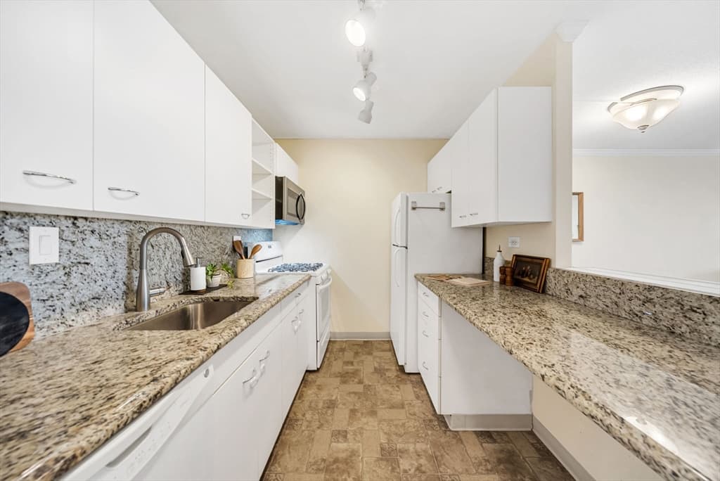 9 Hawthorne Pl # 7H, Boston MA 02114 photo 17