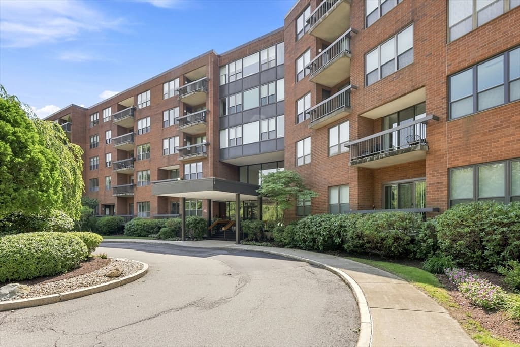 210 Nahanton St # 116, Newton MA 02459