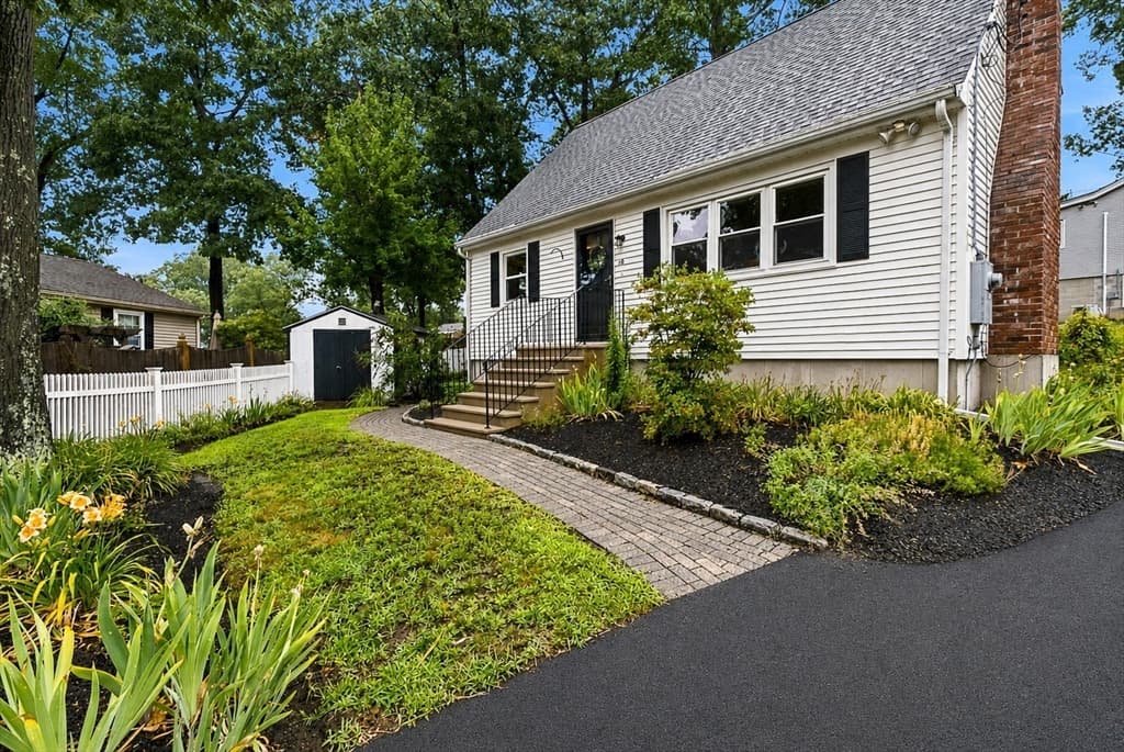 19 Pembroke St, Marlborough MA 01752 photo 2