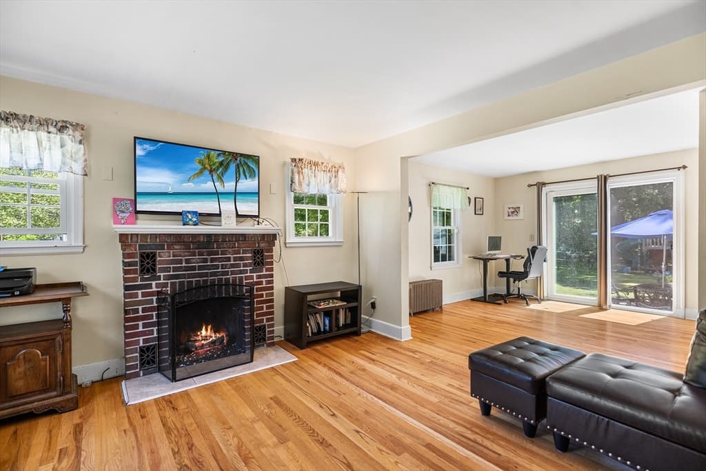 Single Family Residence at 779 Oxford St S, Auburn MA 01501, Auburn, photo 2 of 30