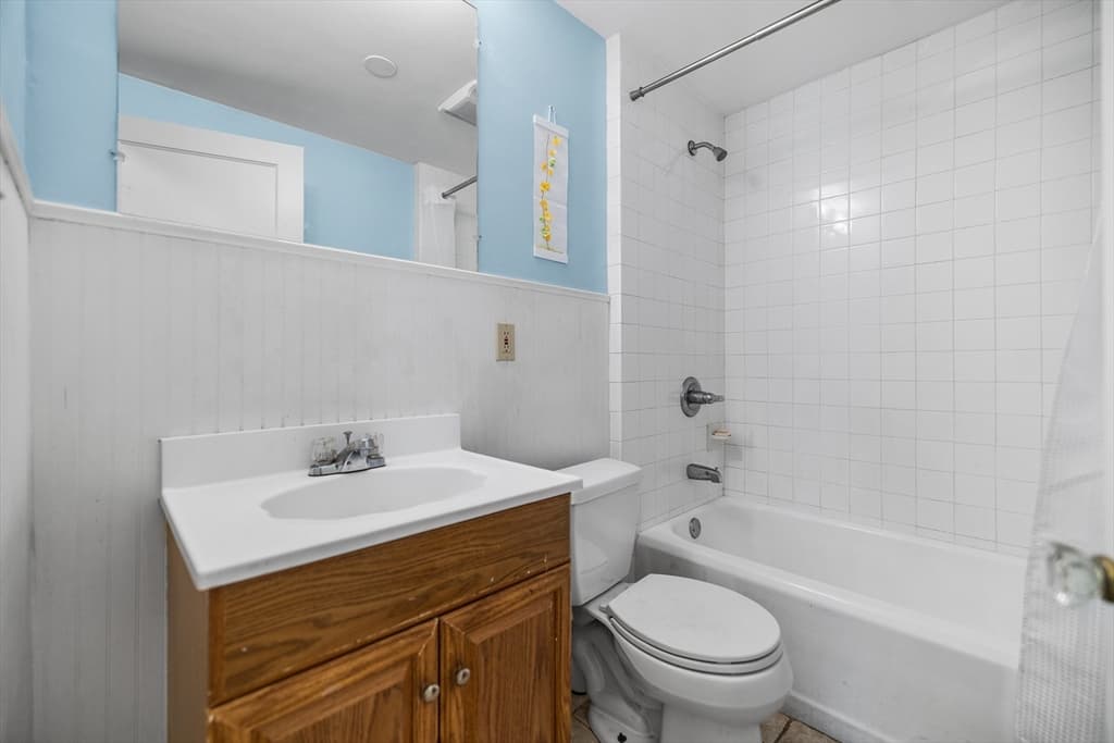 Single Family Residence at 779 Oxford St S, Auburn MA 01501, Auburn, photo 13 of 30