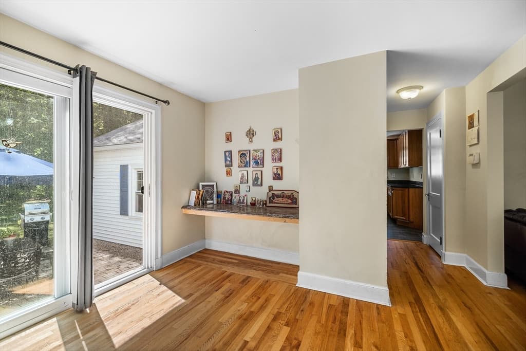 Single Family Residence at 779 Oxford St S, Auburn MA 01501, Auburn, photo 7 of 30