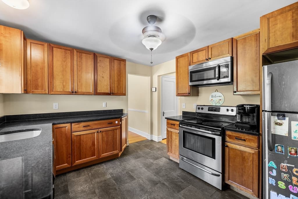 Single Family Residence at 779 Oxford St S, Auburn MA 01501, Auburn, photo 9 of 30