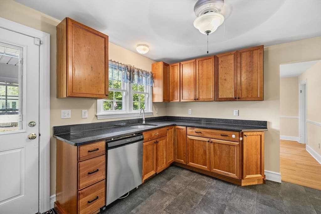 Single Family Residence at 779 Oxford St S, Auburn MA 01501, Auburn, photo 10 of 30