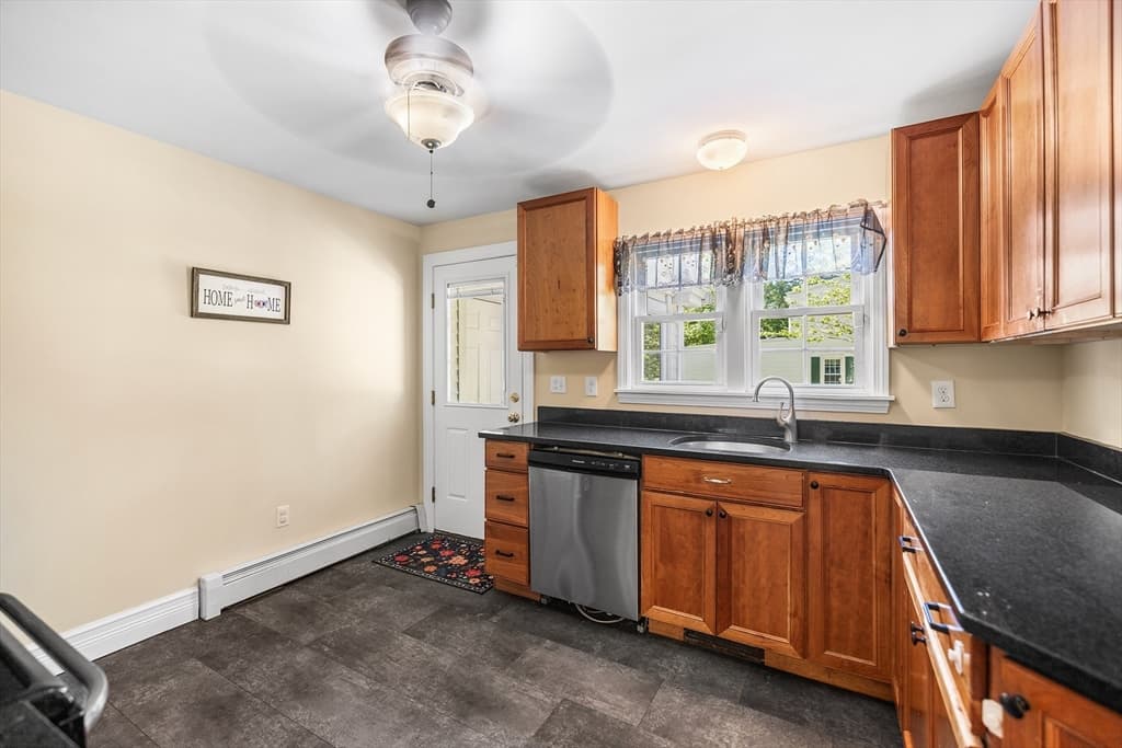 Single Family Residence at 779 Oxford St S, Auburn MA 01501, Auburn, photo 8 of 30