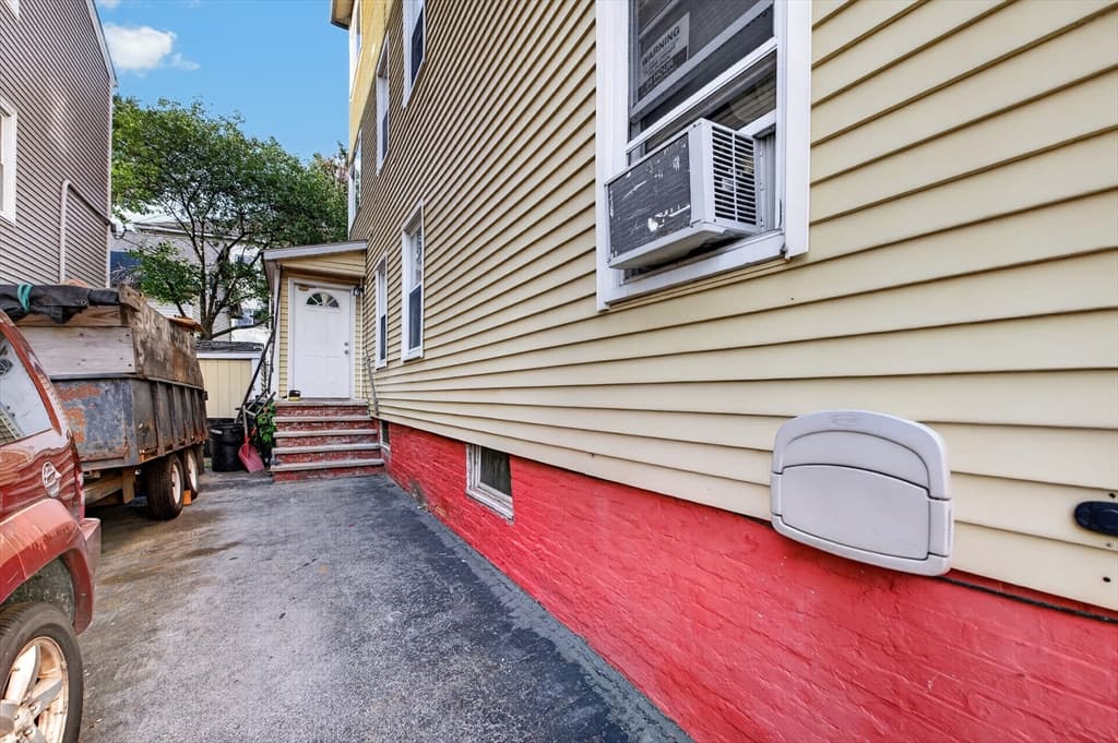 5 Diamond St, Worcester MA 01610 photo 3