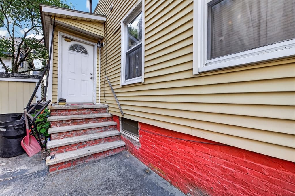 5 Diamond St, Worcester MA 01610 photo 4