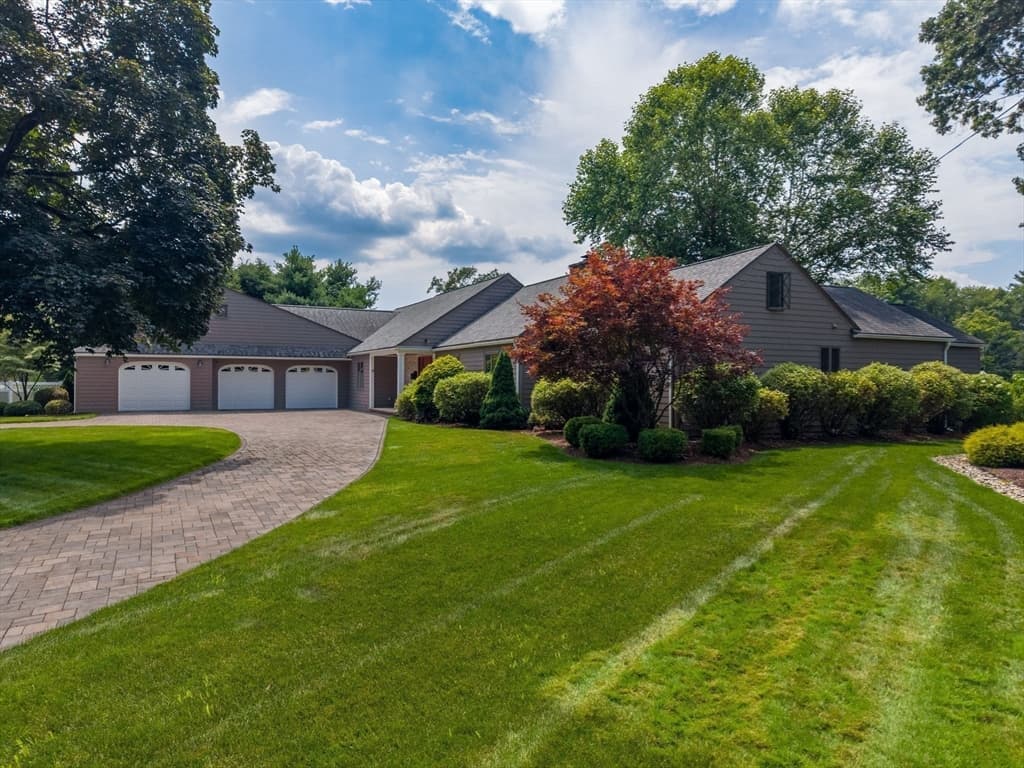 96 Prynnwood Road, Longmeadow MA 01106