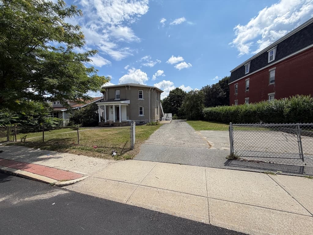 312 Plantation St, Worcester MA 01604 photo 3