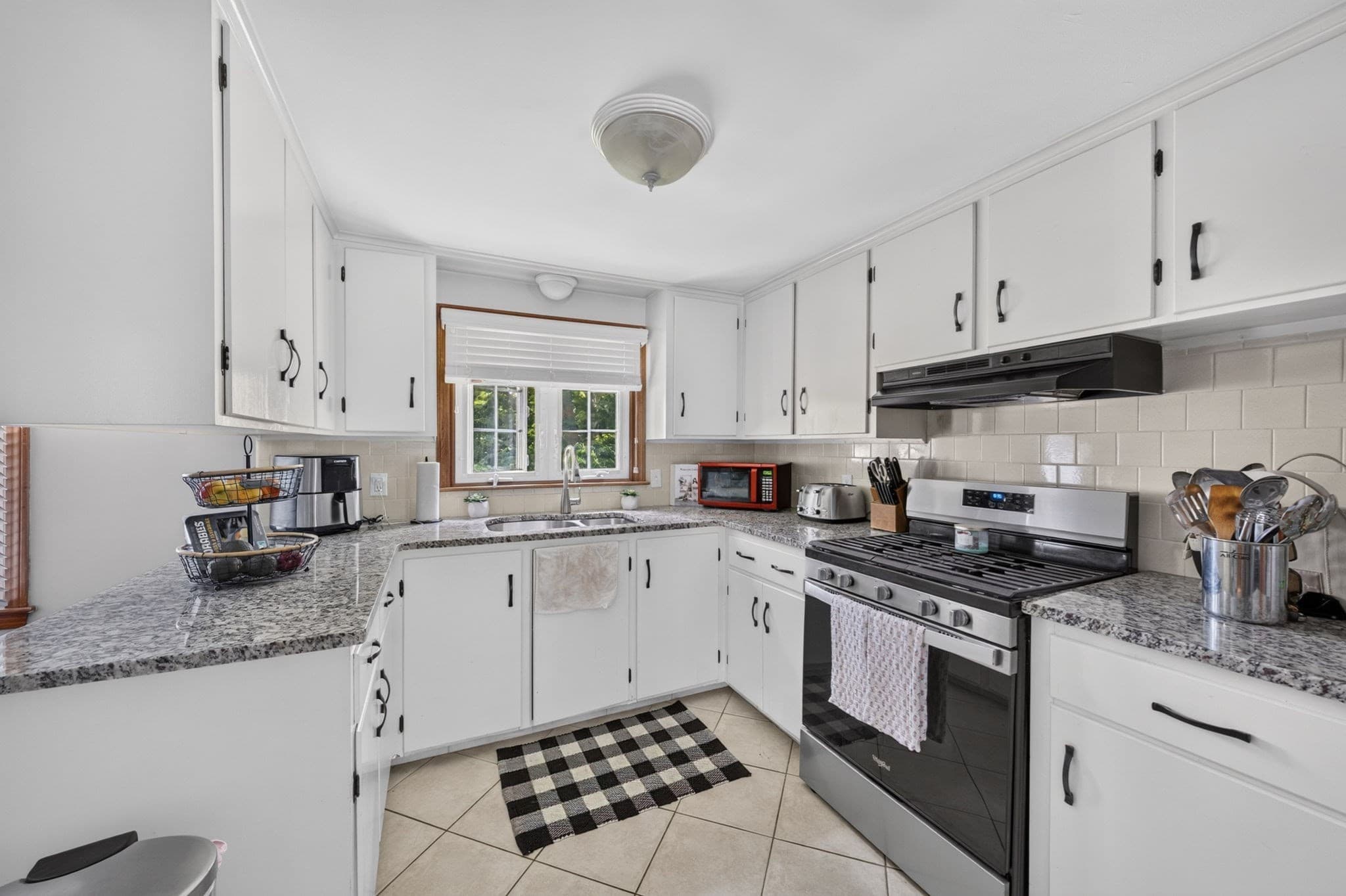 Single Family Residence at 458 Orswell St, Fall River MA 02721, photo 16 of 33