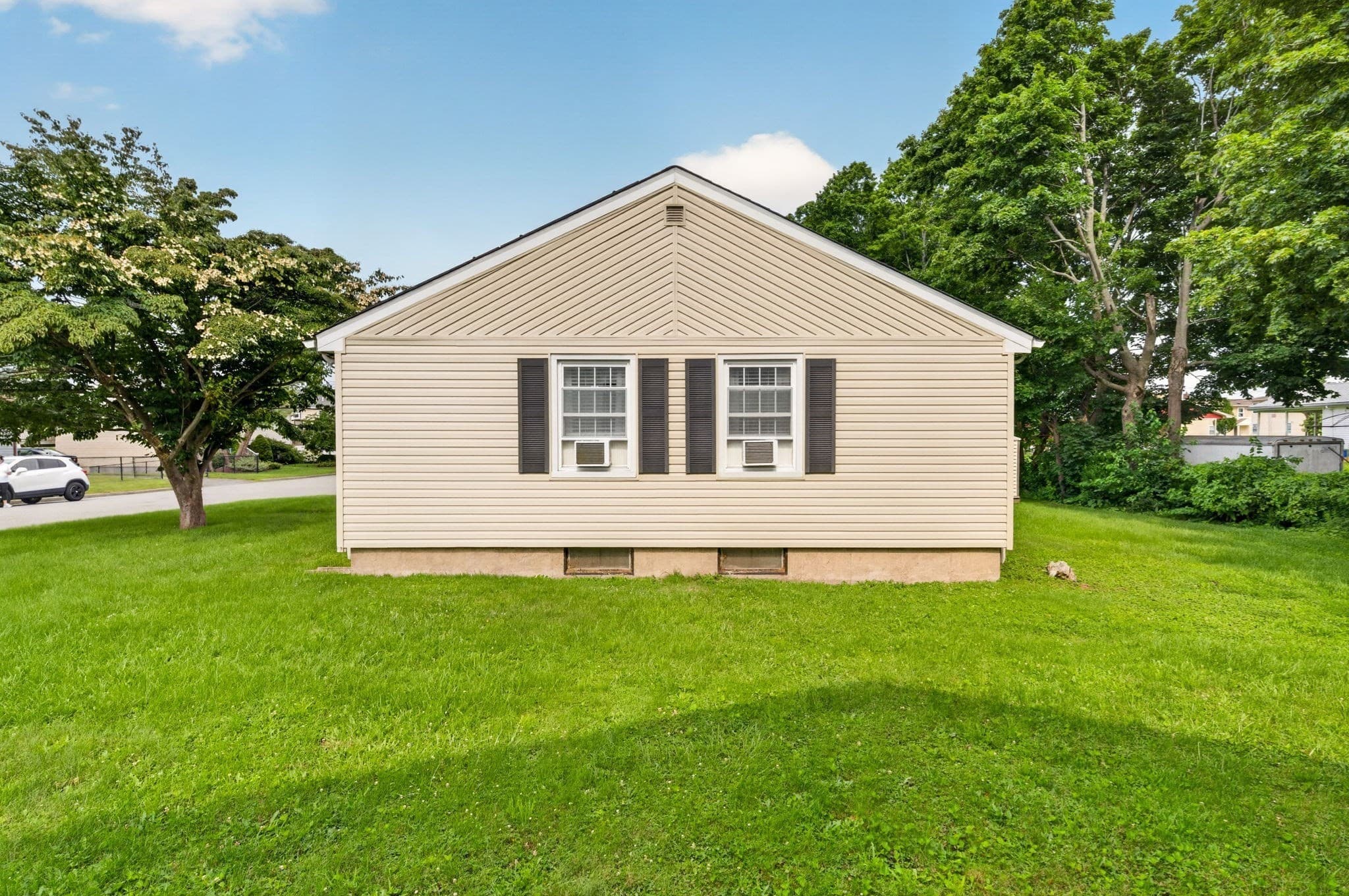 Single Family Residence at 458 Orswell St, Fall River MA 02721, photo 10 of 33