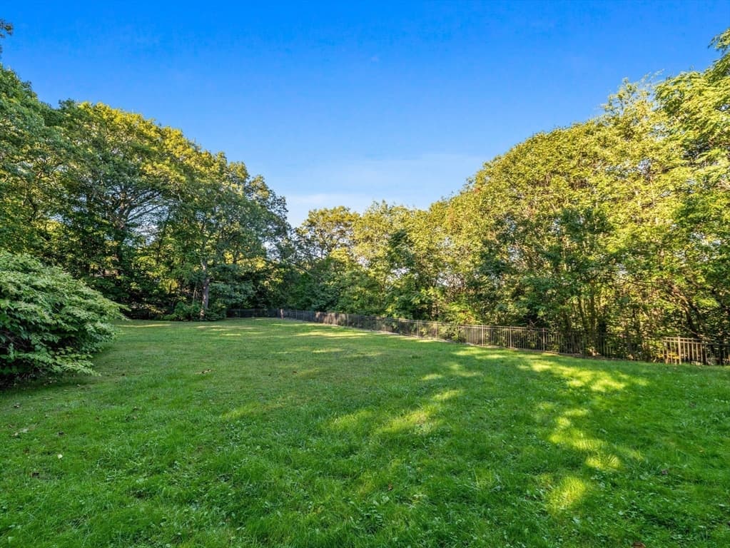 33 Boulder Rd, Wellesley MA 02481