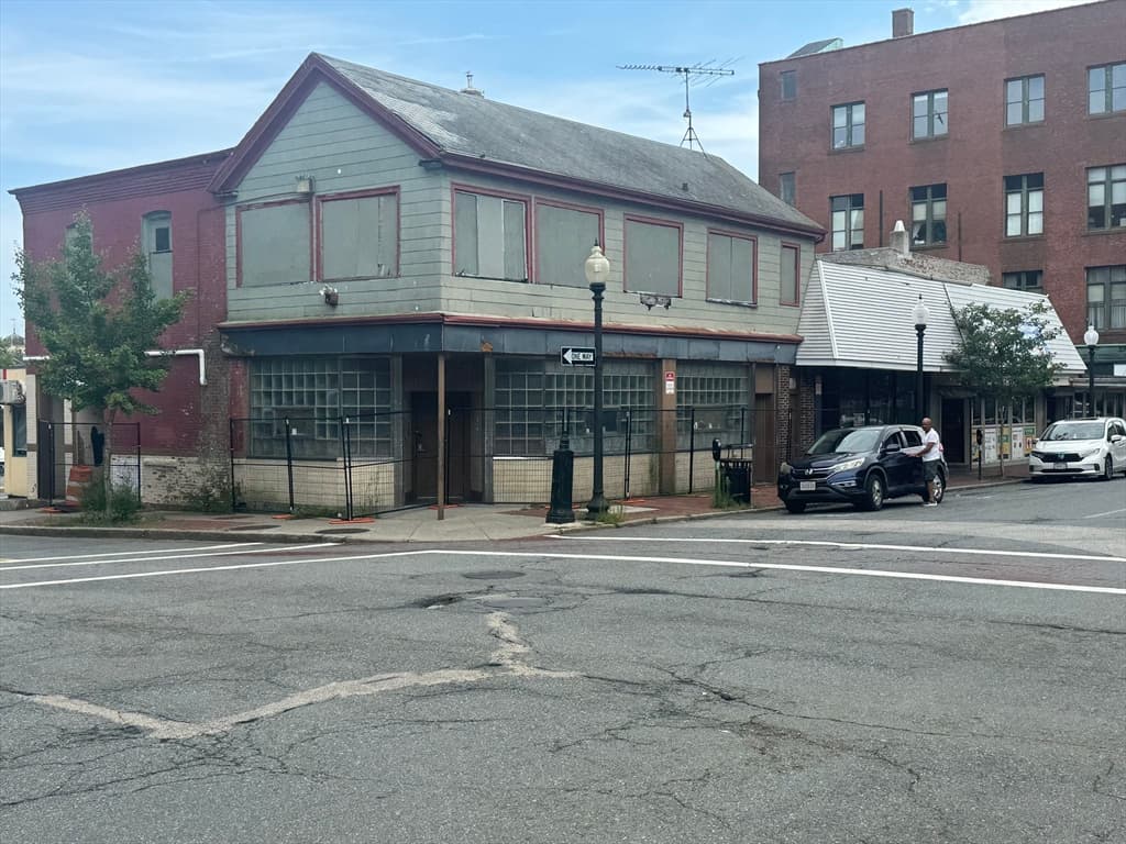 672-674 Pleasant St, New Bedford MA 02740