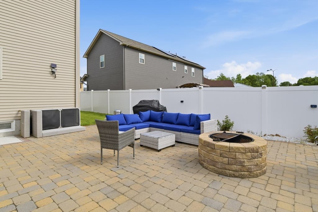 11 Elaine Cir, Springfield MA 01109 photo 5