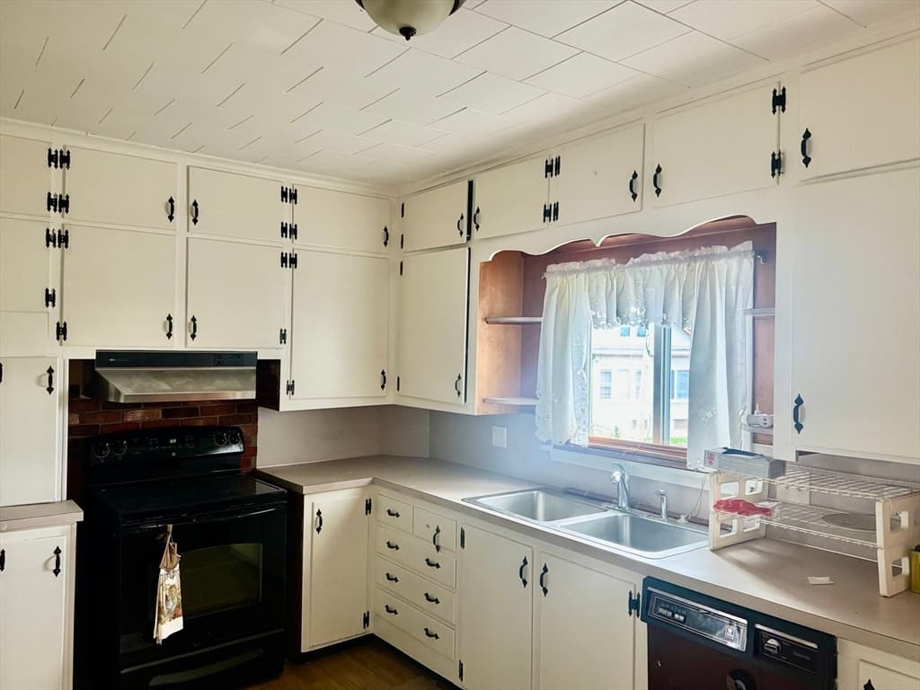 556 Brayton Ave, Somerset MA 02726 photo 2