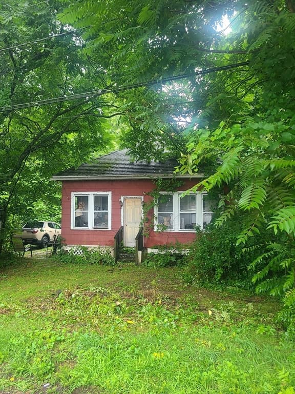 8 White St, Wilbraham MA 01095