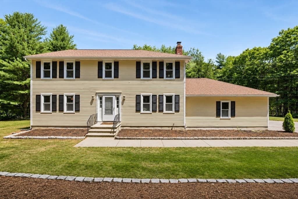 74 Lakeview Rd, Foxboro MA 02035