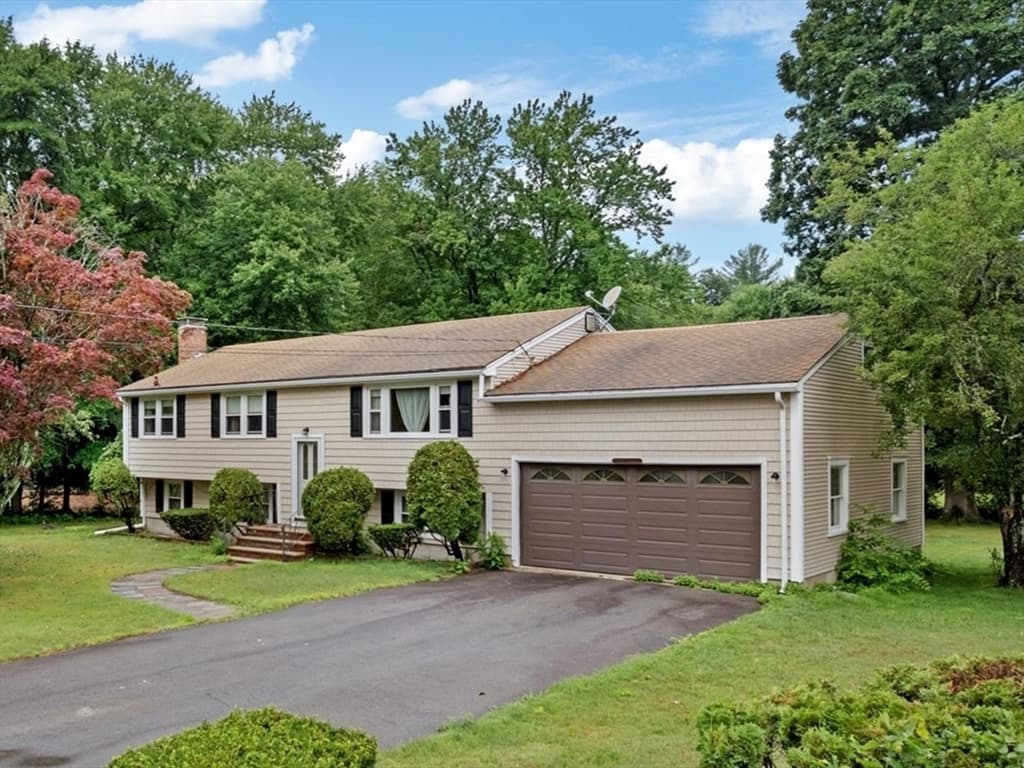 17 Brewster Dr, Bridgewater MA 02324