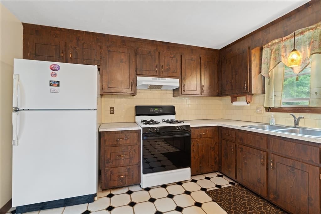 17 Brewster Dr, Bridgewater MA 02324 photo 9