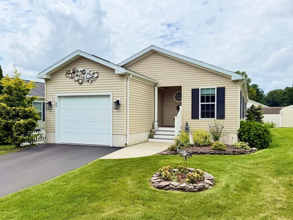 34 Sunrise Lane, Chicopee MA 01020