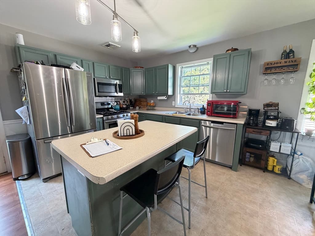 318 Crescent St # B, Fall River MA 02720 photo 3