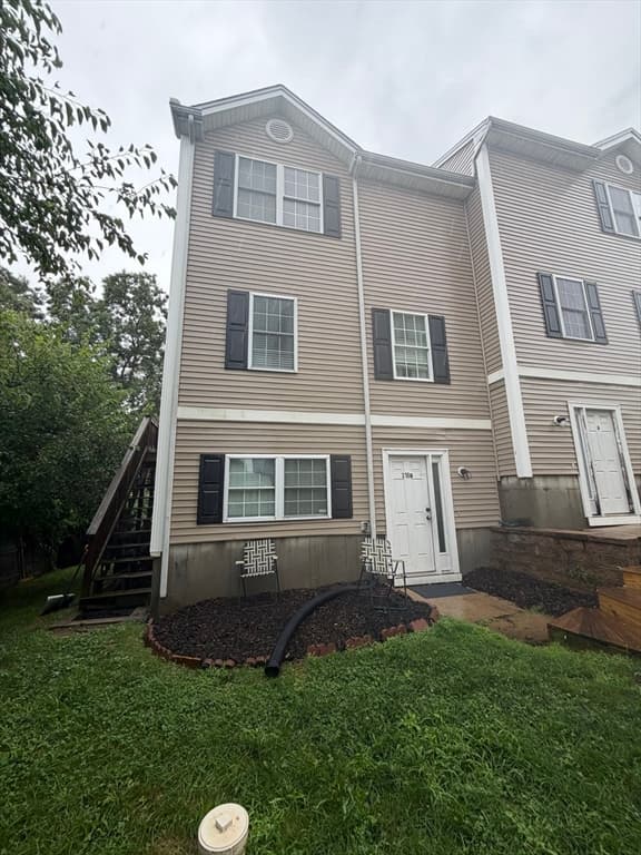 318 Crescent St # B, Fall River MA 02720